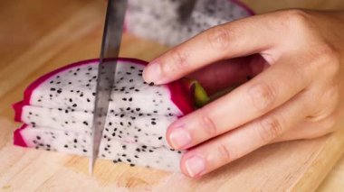 Eller ejderha meyvelerini eşit parçalara ayırıyor.