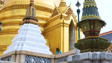 Bangkok, Tayland 'daki Zümrüt Buda Tapınağı' nda altın stupa mimarisi.