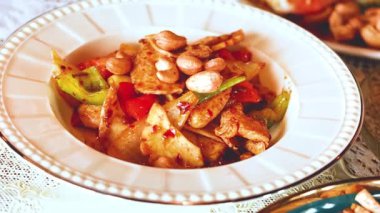 Lezzetli Tayland yemekleri güzel düzenlenmiş ve servis edilmiş.