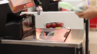 Bir müşteri, Gold Coast, Avustralya 'daki bir süpermarkette nakit ödeme yapmak için otomatik kontrol makinesi kullanıyor.