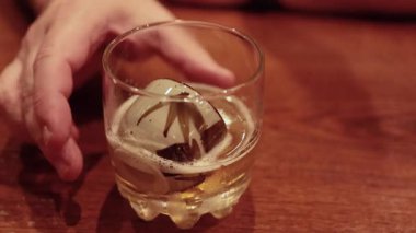 Bardakta buzlu bir içeceği karıştırıyorum.