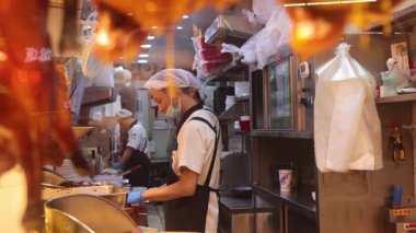 Şef mutfakta yemek hazırlıyor.