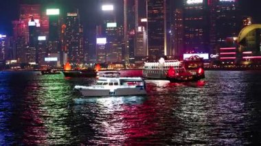 Hong Kong 'un ikonik limanında renkli ışık gösterisi