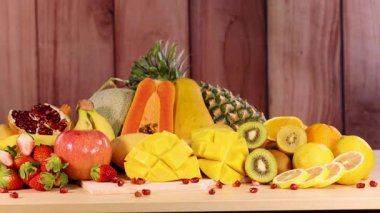 Çeşitli taze meyvelerin canlı bir gösterisi.