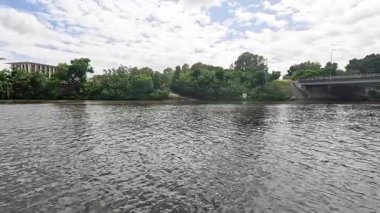 Nehir manzarası boyunca jet ski hızları