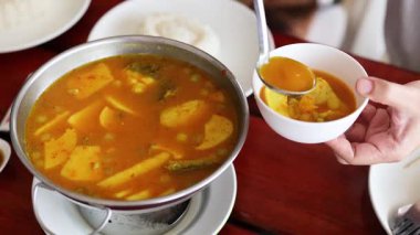 Sarı köri bir kaseye dolduruluyor.