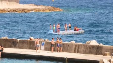 İnsanlar güneşli bir günde su aktivitelerinin keyfini çıkarıyorlar.