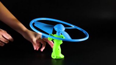 Oyuncak helikopter ipi çekerek fırlatıldı