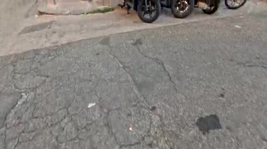 Deniz manzarası yakınına park etmiş motosikletler.