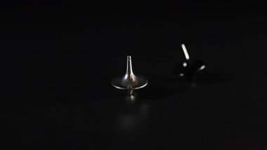 Karanlık bir yüzeyde dönen çeşitli tepeler