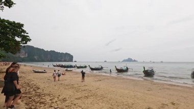 Turistler Krabi 'de sahilleri ve tekneleri severler.