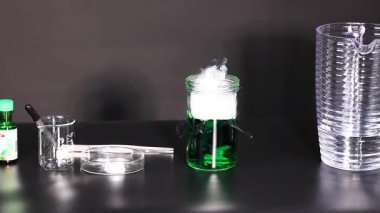 Kuru buz deneyi görünür bir duman üretiyor.