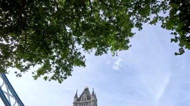 Tower Köprüsü ve yakınındaki binaların görüntüsü