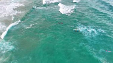 Çalkantılı okyanus dalgalarında cankurtaran sörfçüleri