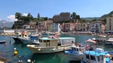 Canlı bir marinaya yanaşmış balıkçı tekneleri.