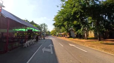 Dükkanları ve yeşilliği olan boş yol