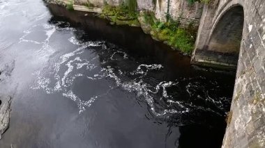 Köprüde yürüyen insanlar