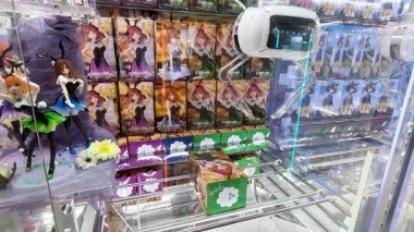 Pençe iner ve oyuncak almaya çalışır.