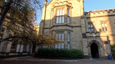 Ağaçları ve güneş ışığıyla tarihi bina