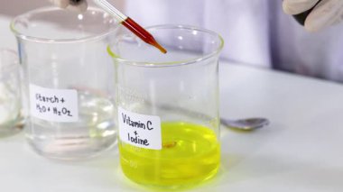 Renk değişimiyle kimyasal reaksiyon gösterisi