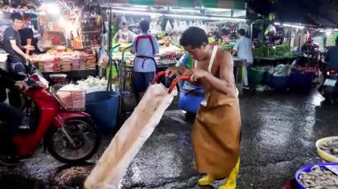 Tedarikçiler ve müşteriler hareketli bir pazarda meşguller..