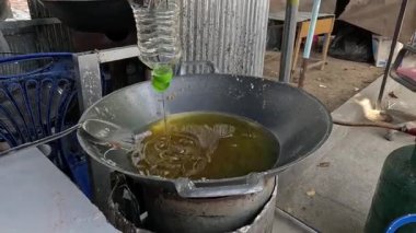 Bir tavaya dökülen yağ dizisi