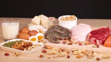 Siyah arkaplana karşı protein gıdalarının çeşitliliği