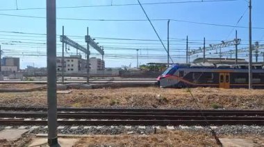 Tren Torino tren istasyonundan geçiyor.