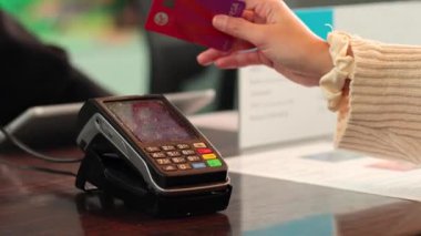 Kart ödemesi yapan kişi