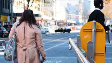 Melbourne 'da tramvay bekleyen insanlar var.