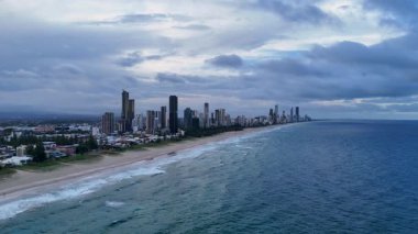 Kıyı şeridi ve şehrin gökyüzü manzarası