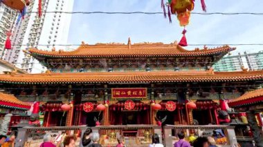 Canlı bir Hong Kong tapınağını keşfeden insanlar.