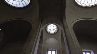 Louvre Müzesi 'nin içini keşfeden insanlar