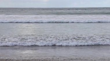 Melbourne 'da dalgalar kıyıya vuruyor