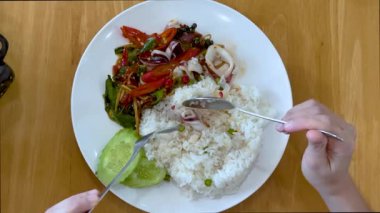 Lezzetli kalamar pilavı yiyorum.