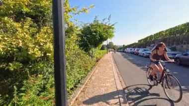 Manzaralı yolda bisiklete binen kişi