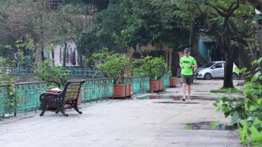 Manzaralı parkta koşan bir adam