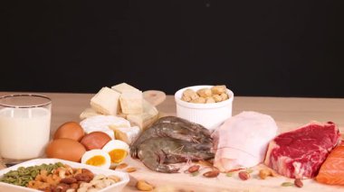 Bir masaya dizilmiş protein kaynaklarının çeşitliliği