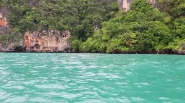 Krabi 'deki yemyeşil kayalıklar ve turkuaz sular