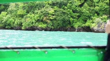 Yemyeşil dağları aşan bir tekne yolculuğu