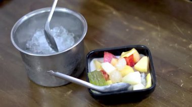 Meyve tatlısına buz ekliyorum.