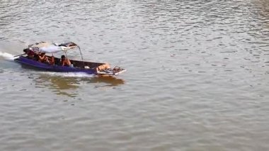 Ayutthaya 'da nehir boyunca bir tekne seyahat eder.