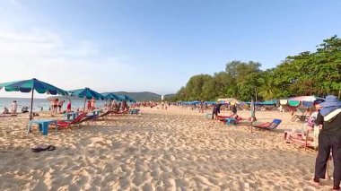 İnsanlar Phuket, Tayland 'da güneşli plaj günlerinin tadını çıkarıyorlar.