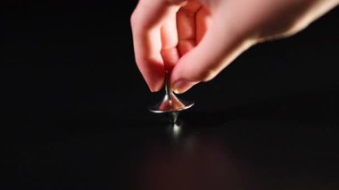 Karanlık bir yüzeyde dönen çeşitli tepeler