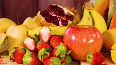 Çeşitli taze meyvelerin canlı bir gösterisi.