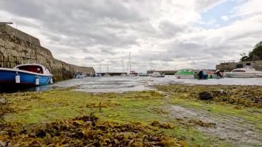 İskoçya, Fife 'daki iskeleye yaklaşan tekne.