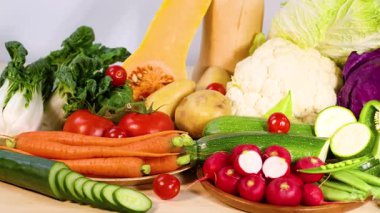 Beyaz arka planda çeşitli sebzeler.