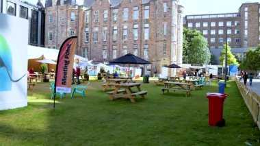 Çadırlarla ve insanlarla dışarıda buluşacağız.