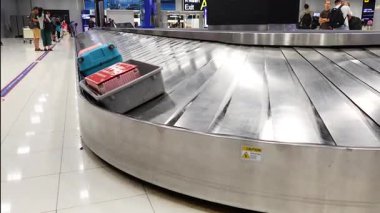 Bagaj teslim bandında dönen bavullar