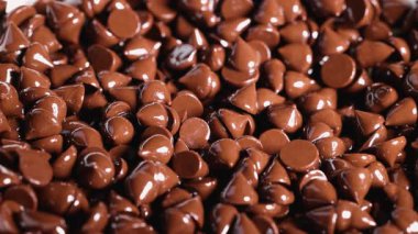 Çikolata parçaları birikiyor ve birikiyor.